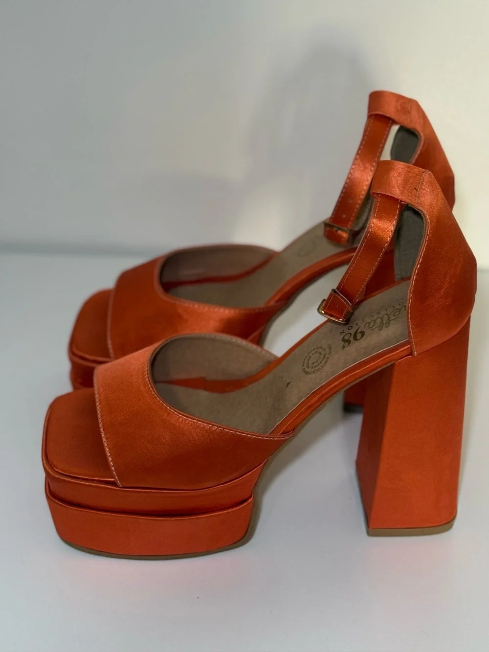 NWOT ! Orange Satin Platform Heel Sandals Party Cocktail Size 7